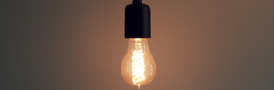 Brennende Glühbirne als Symbol für effizientes Ressourcenmanagement KeyLogic CAFM