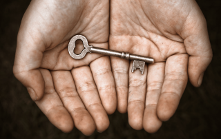Schlüsseln in Händen. Optimiertes Asset Management. Der Schlüssel zur Steigerung von Effizienz